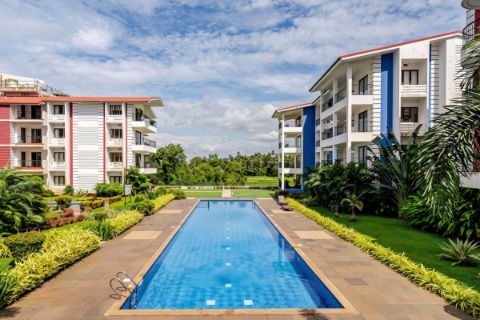 The lap pool between the wings